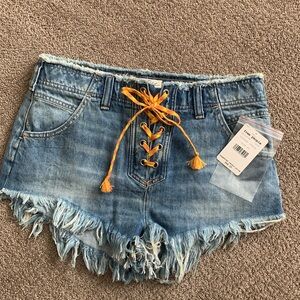 We The Free Becket Slouchy Cut Off Fringed Shorts Size 29 NWT Free People